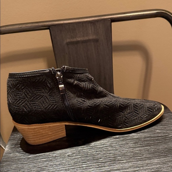 Catherine Malandrino Black Textured Ankle Booties - Picture 3 of 10